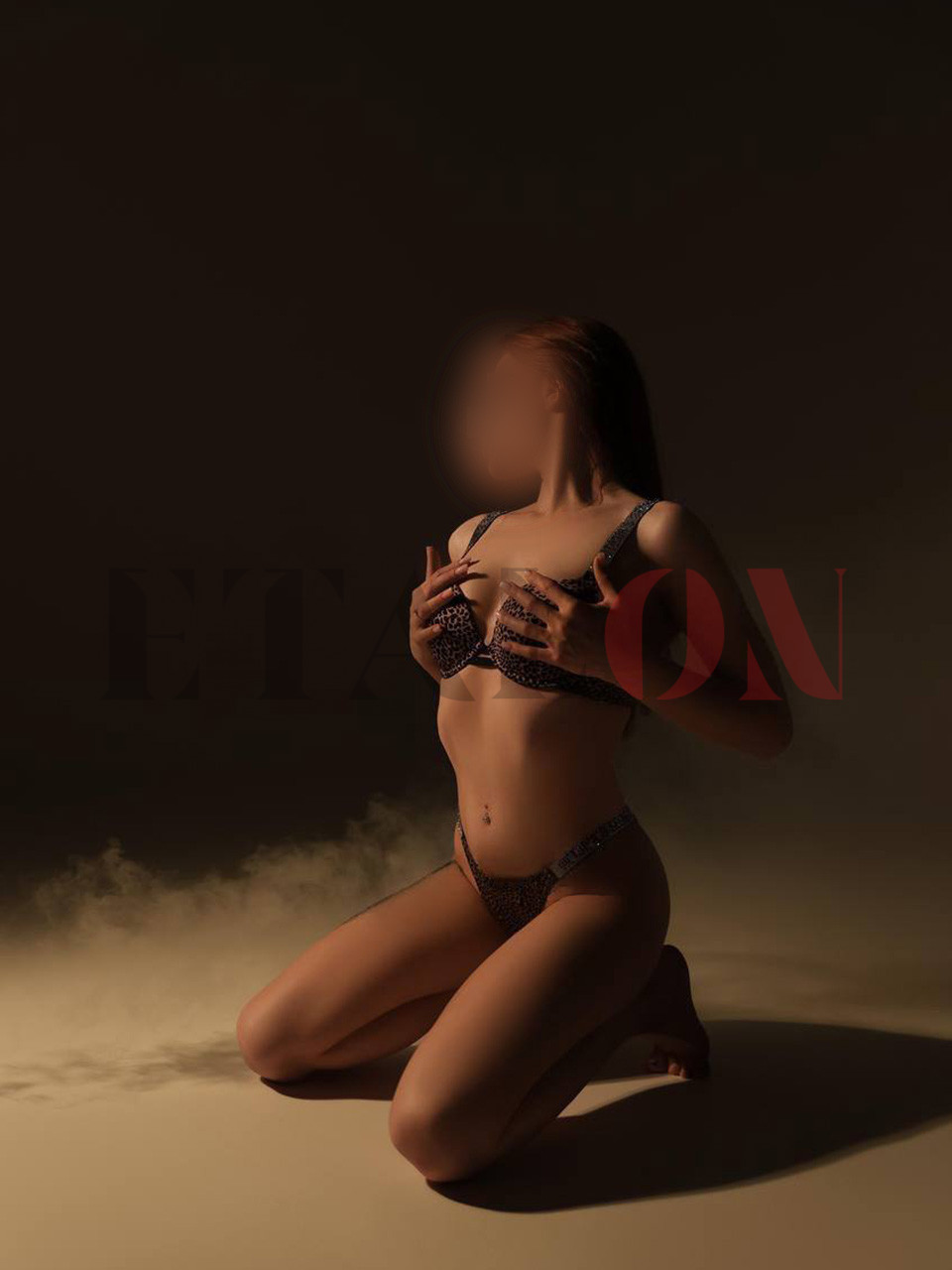 Картинка Erotic massage is shown to young couples